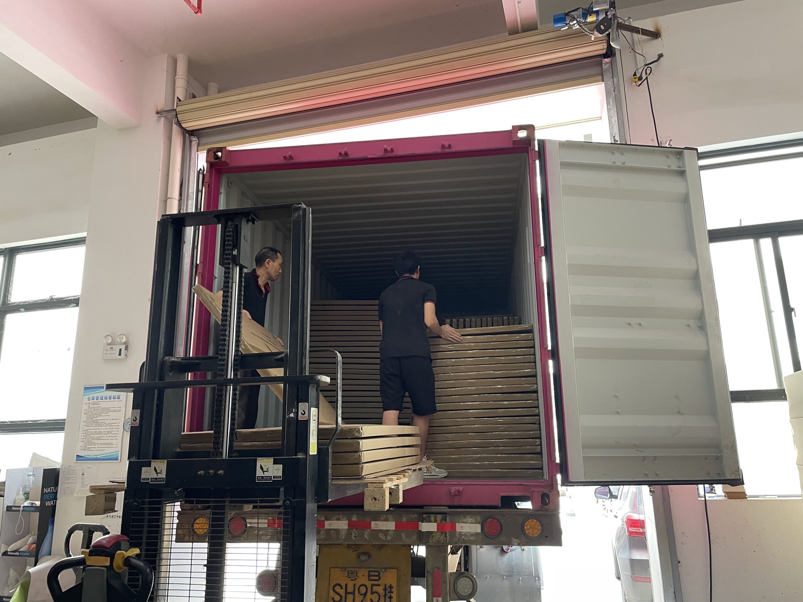 An illustration showing a dump bin being shipped flat and then easily assembled in-store.