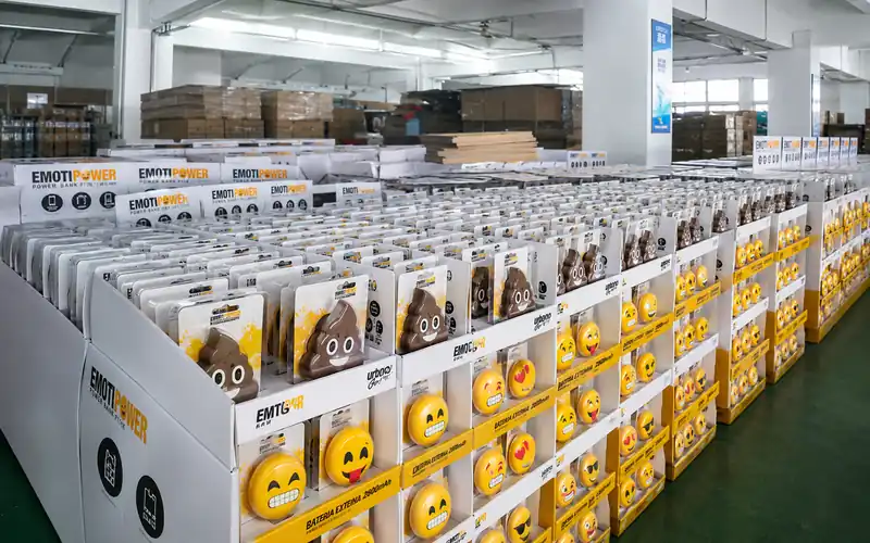 Chinese factory team palletizing and wrapping a club-store pallet display before shipment