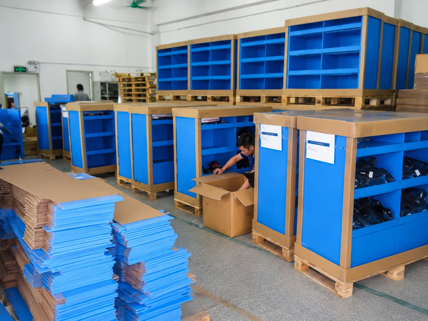 Product loading and assembly check for retail pallet display development